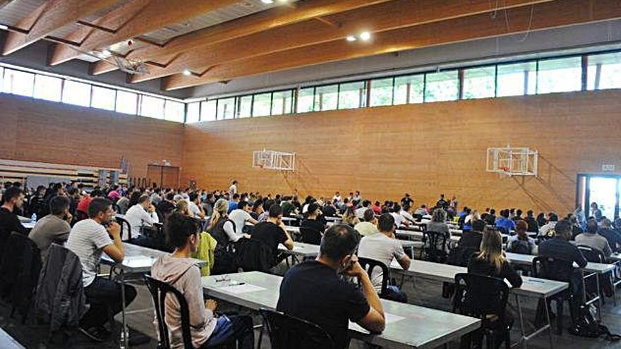 Els candidats a les 10 places ofertes per l&#039;Ajuntament minuts abans d&#039;iniciar l&#039;examen