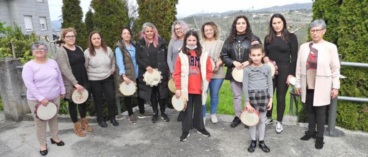 Las integrantes de las sesiones dentro de la Agrupación Cultural San Mauro, de la localidad de Sobrado do Bispo. |   // FERNANDO CASANOVA