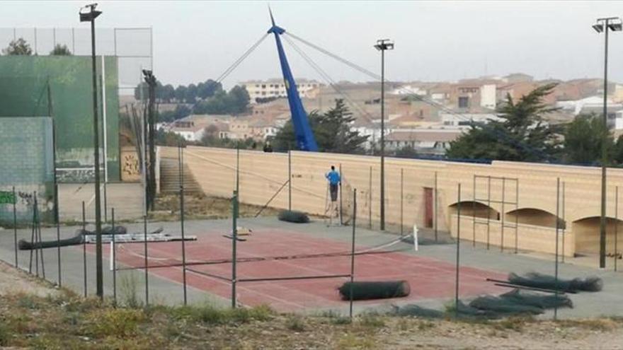 Actuaciones en la calle CHE, los porches y las pistas de tenis y frontón