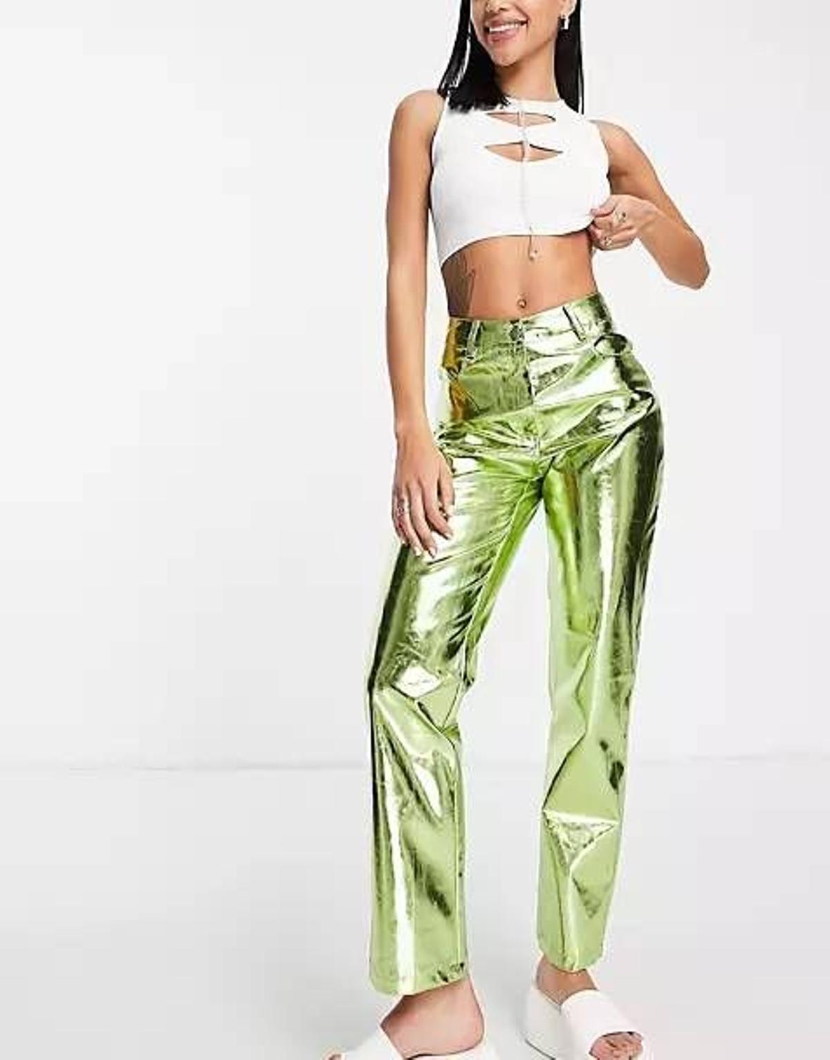 Pantalones verde iridiscente metalizado de corte fluido y talle alto de Amy Lynn