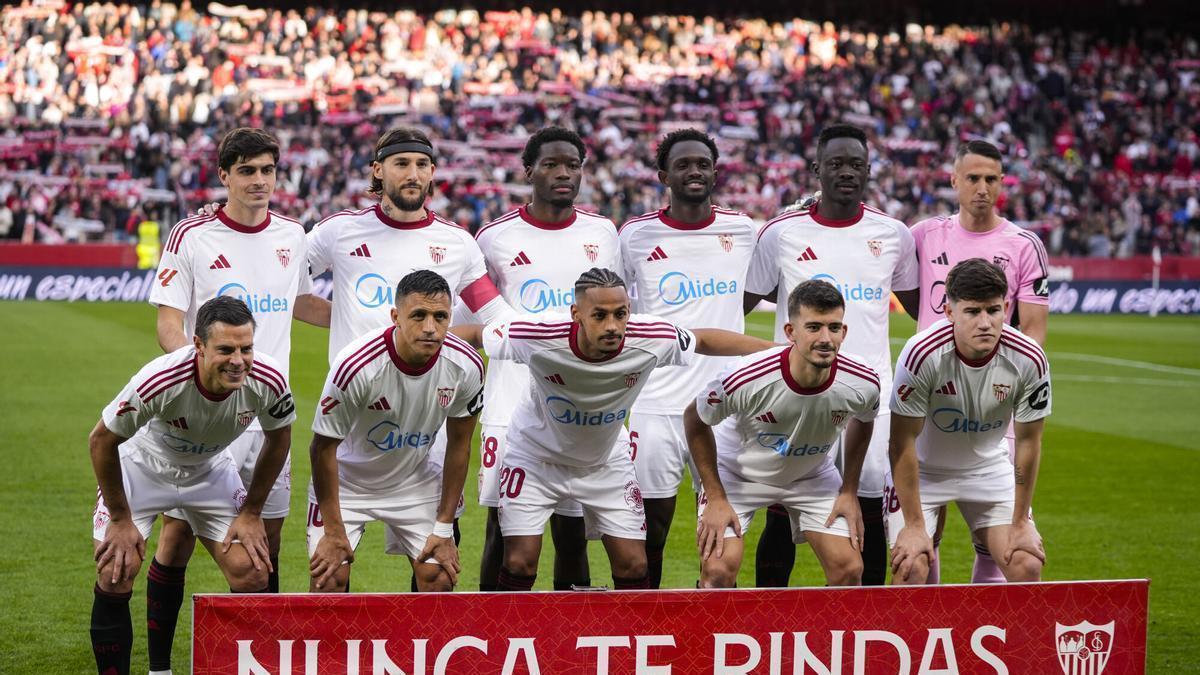 Los jugadores del Sevilla FC posan antes del partido en el Ramón Sánchez-Pizjuán contra el Rayo Vallecano correspondiente a la jornada 27 de LaLiga EA Sports