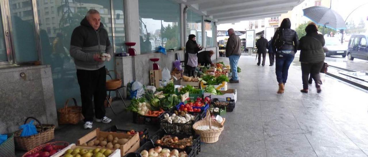 Amador Molleda, soportando el intenso frío de ayer en su puesto del mercado de la Pola.