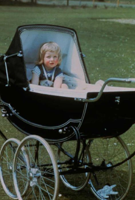 Diana Spencer cuando era un niña en un cochecito de bebé, 1961
