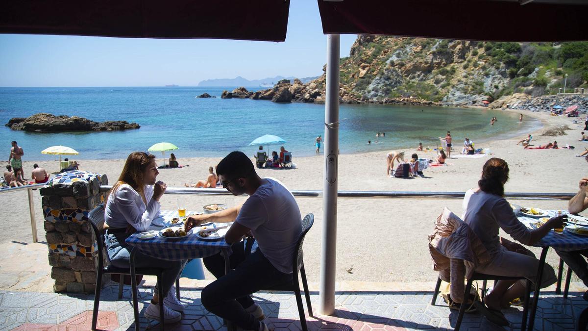 Clientes en un chiringuito de la playa de Cala Cortina.