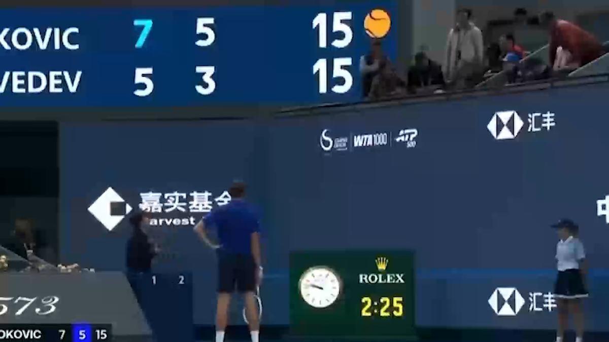 Medvedev fue descalificado por esta acción y Novak Djokovic avanzó a la final.