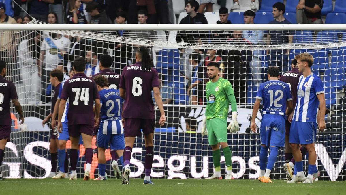 Leo Román, en la trampa de las inexistentes porterías a cero del Deportivo: paradas, salidas y juego de pie