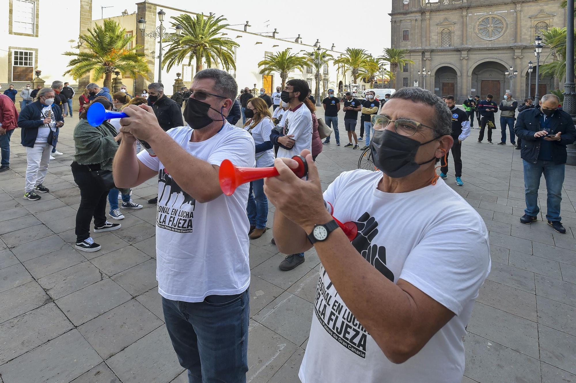 Concentración de bomberos y policías en la plaza Santa Ana