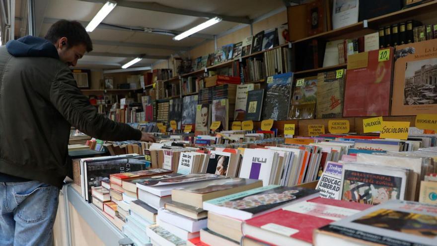 Les llibreries exhibeixen els seus tresors en la 45 Fira del Llibre Antic de València