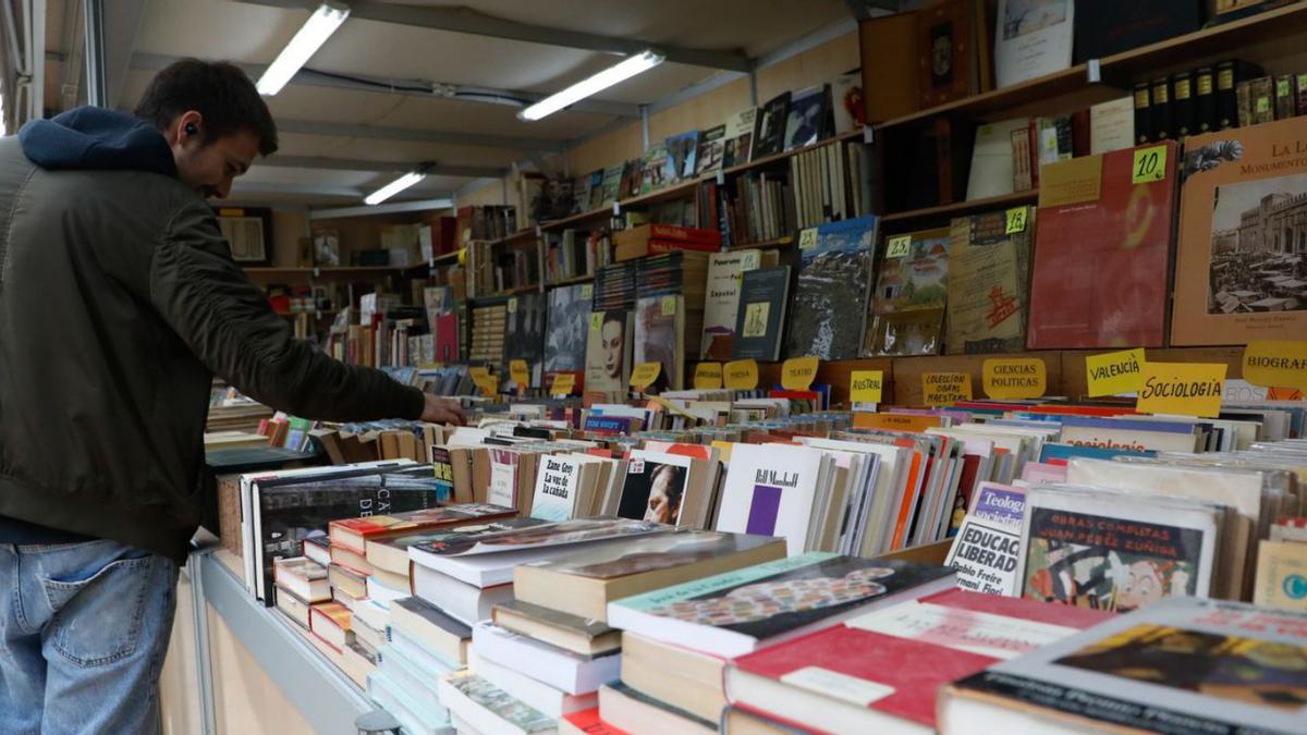 Una de les casetes amb tota l’oferta bibliogràfica. | M.Á.MONTESINOS