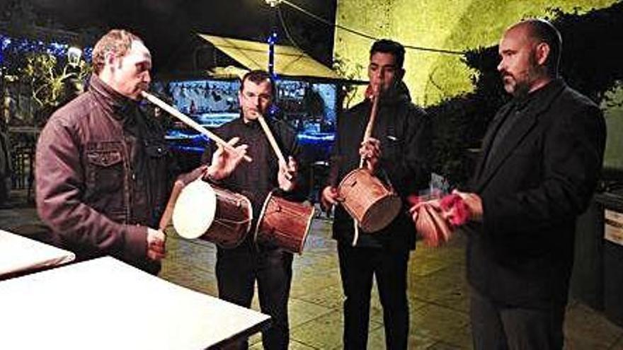 La fiesta de Sant Francesc aguanta el temporal