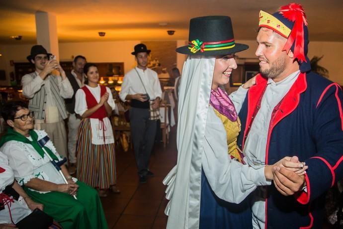 Boda con vestimenta de típicos de Gisela y Aday