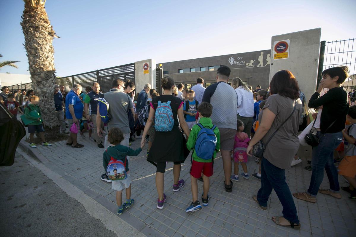 Familias y alumnos a las puertas del colegio Princesa de Asturias, en imagen de archivo