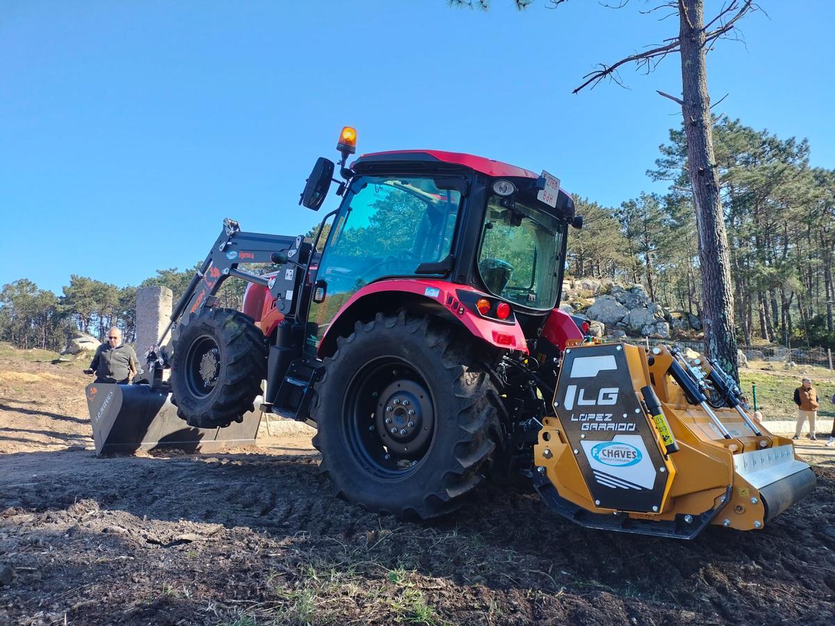 Manuel Castro mostrando el nuevo tractor.