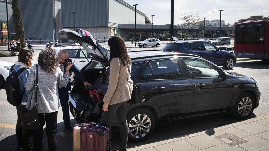 Vehículo VTC recoge pasajeros en València