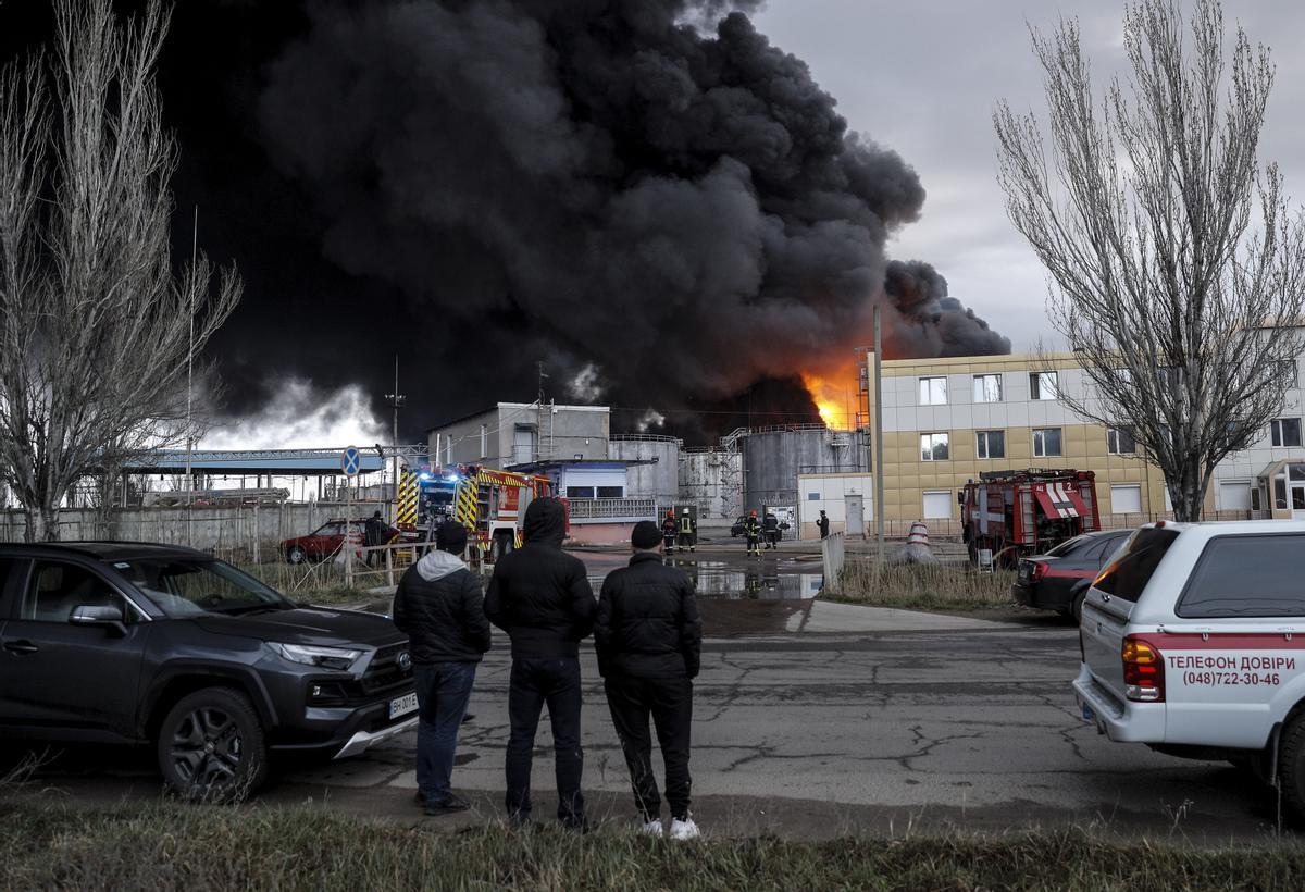 Bomberos trabajan en la extinción del fuego en las instalaciones de una refinería de petróleo este domingo, en Odesa.