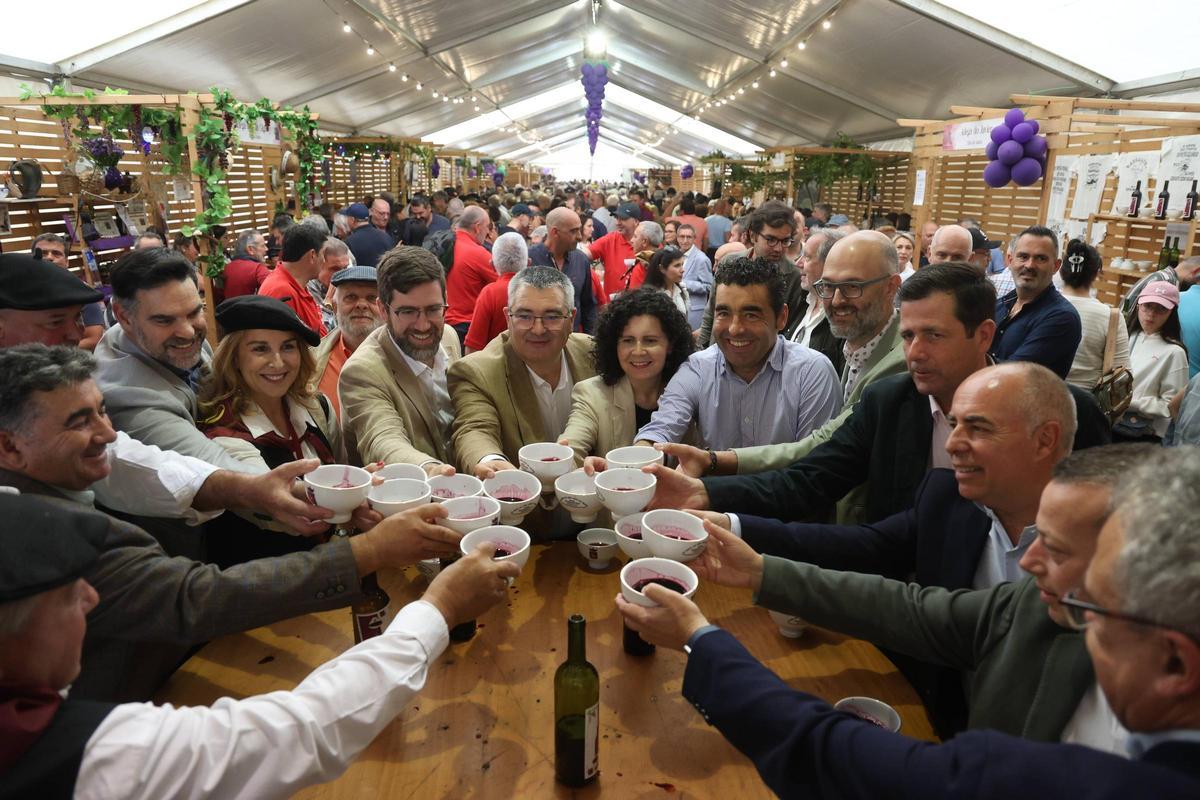 Brindis de las autoridades en la carpa, con el alcalde, David Castro, en el centro.