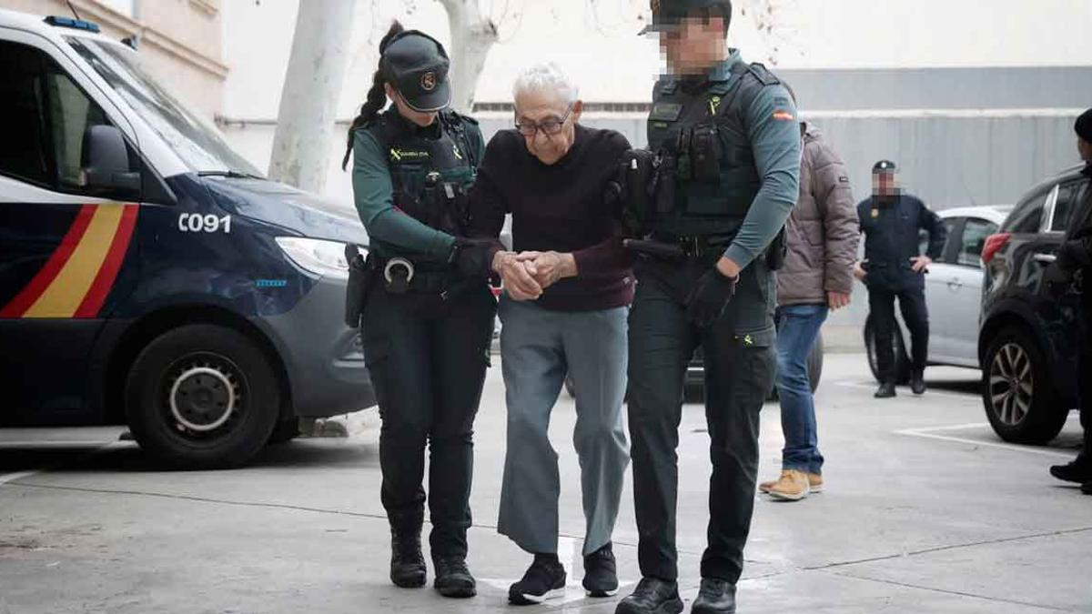 Dos agentes conducen a dependencias judiciales al anciano detenido por matar a tiros a su mujer en Puigpunyent