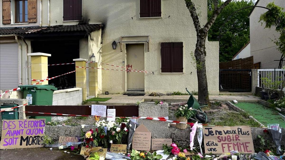Merignac (France)  05 05 2021 - Flowers are placed in tribute in front of the burnt house  in Merignac near Bordeaux  South western France  05 May 2021  A 31-year-old woman  Chahinez Boutaa  mother of three  died after being burned alive by her husband on 04 May 2021  He shot her several times in the legs until she collapsed  He then sprayed her with a flammable liquid while she was still alive and set her on fire  Her husband  44  the perpetrator was arrested about half an hour later by police  The pavilion where the victim lived was partially set on fire  Separated from the victim  he was notably sentenced on 25 June 2000 by the Bordeaux Criminal Court to 18 months in prison  including nine months with a probationary suspension of two years  (Incendio  Francia  Burdeos) EFE EPA CAROLINE BLUMBERG