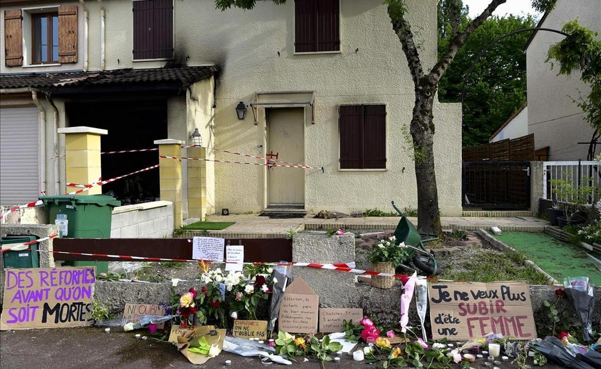 Flores y mensajes de apoyo frente a la casa quemada, en Merignac. Flores y mensajes de apoyo frente a la casa quemada, en Merignac.