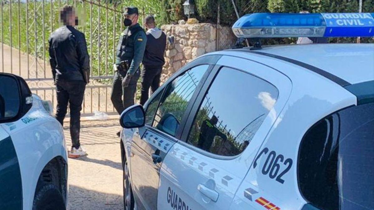 Agentes de la Guardia Civil en la villa donde se celebró la fiesta