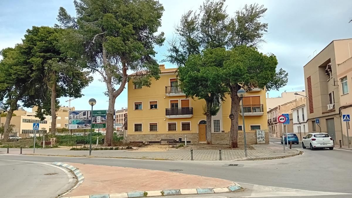 El solar, a la izquierda, y la calle San José a la derecha