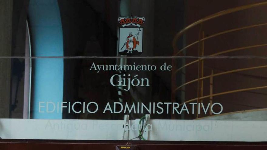 Una de las entradas al Ayuntamiento de Gijón.