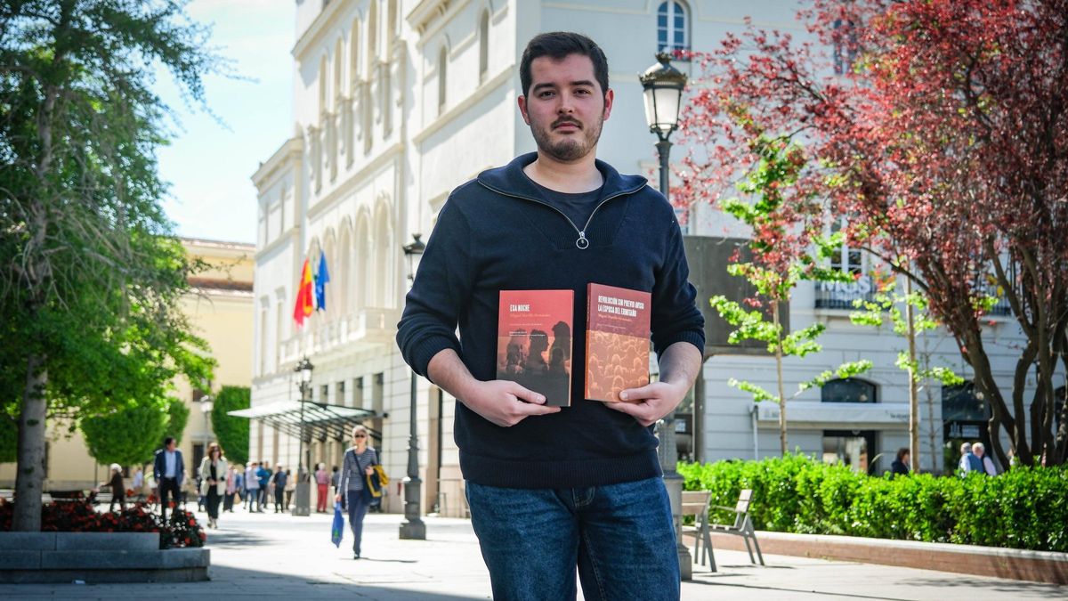 El dramaturgo Miguel Murillo Fernández posando con sus dos últimas obras junto al teatro López de Ayala.