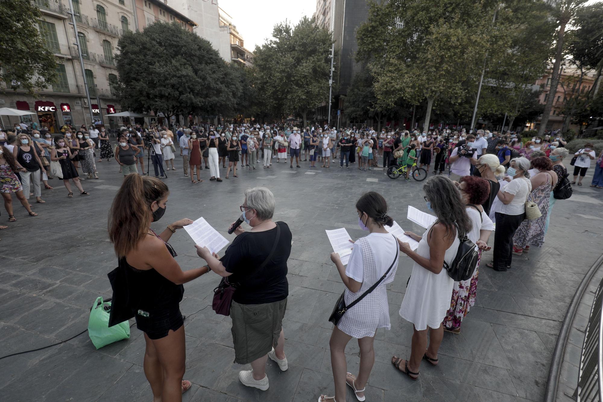 El movimiento feminista se manifiesta en pro de los derechos de la mujer afgana