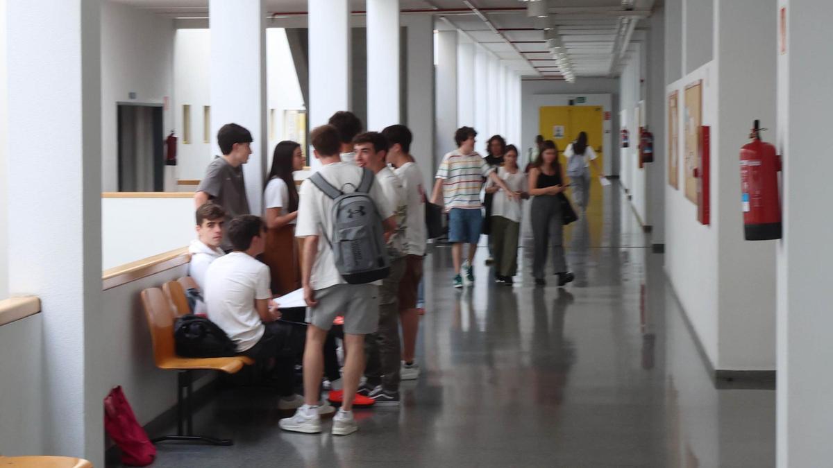 Estudiantes en los exámenes de ABAU en el campus de Elviña, en junio.