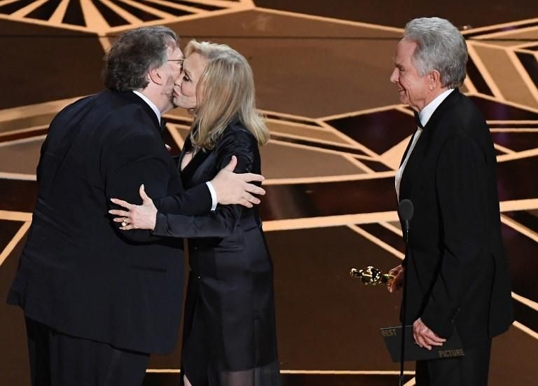 Guillermo del Toro recibe el Oscar a la mejor película de manos de Faye Dunaway y Warren Beatty.