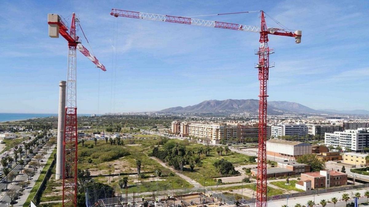 Grúas para la construcción de viviendas en la zona oeste de Málaga capital.
