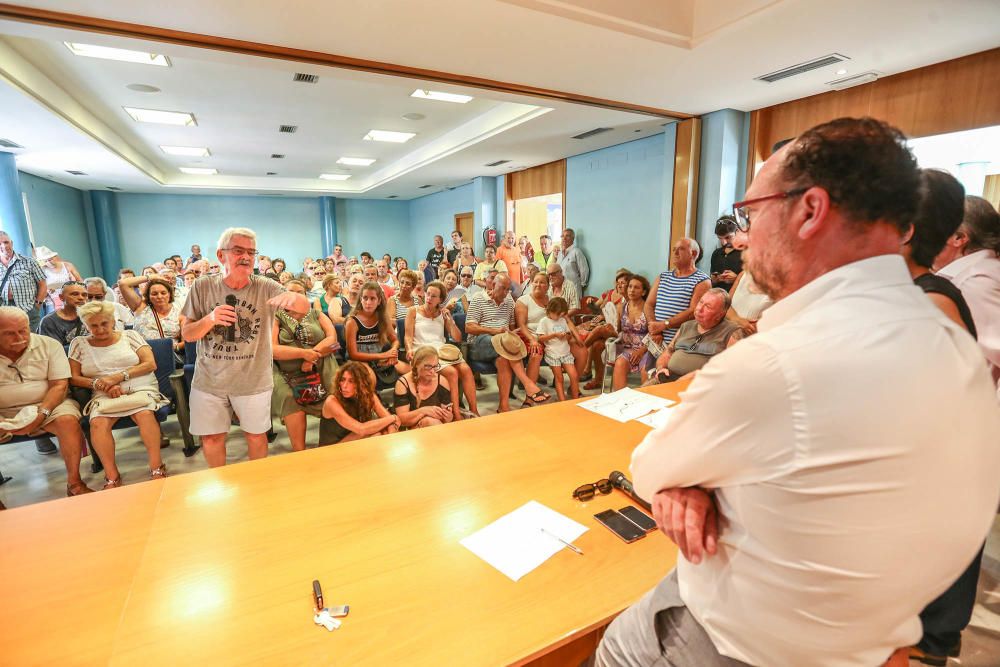 El alcalde de Orihuela Costa escucha las quejas de los vecinos sobre la limpieza