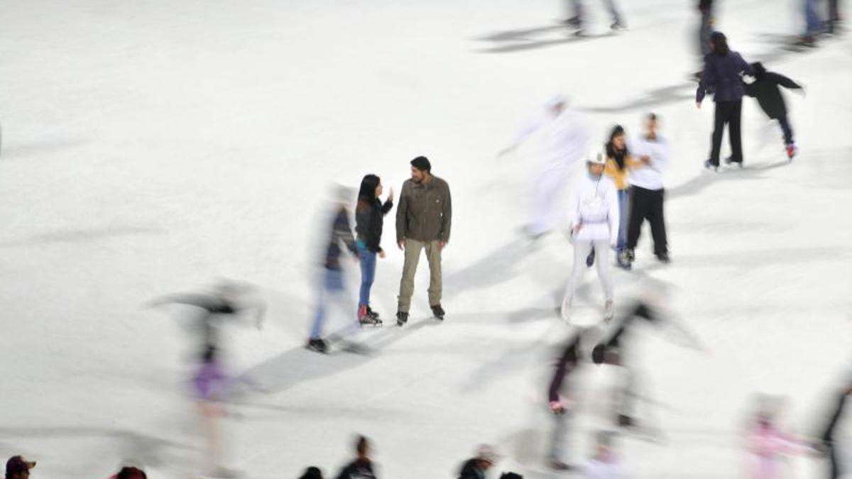Decenas de personas patinan en una pista de hielo