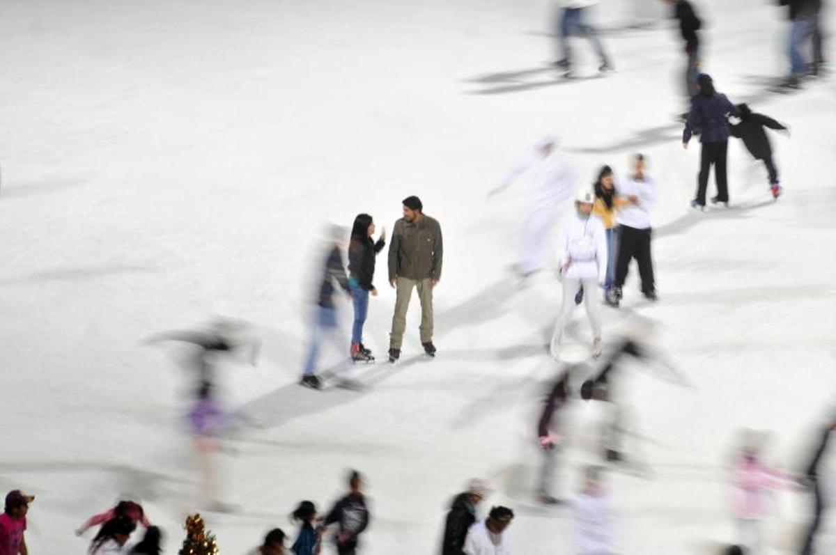Decenas de personas patinan en una pista de hielo Decenas de personas patinan en una pista de hielo