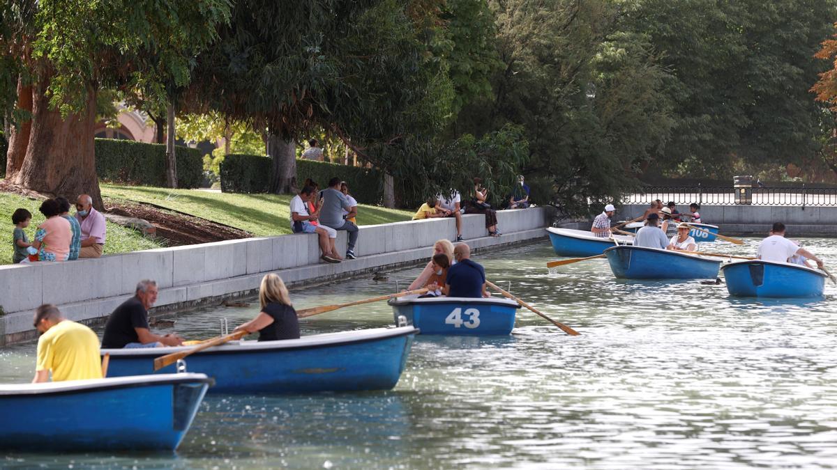 Los turistas tratan de soportar el calor en Madrid.