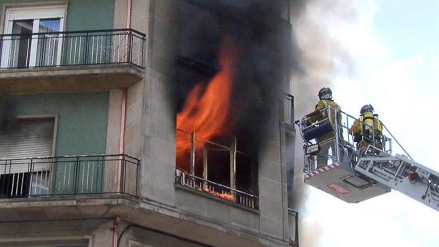 Intervención de los bomberos en Ourense // I. Osorio