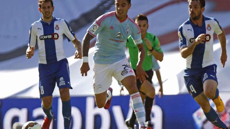 Augusto conduce el balón entre Stuani (izquierda) y Víctor Sánchez en el último partido de Liga. // Grobas