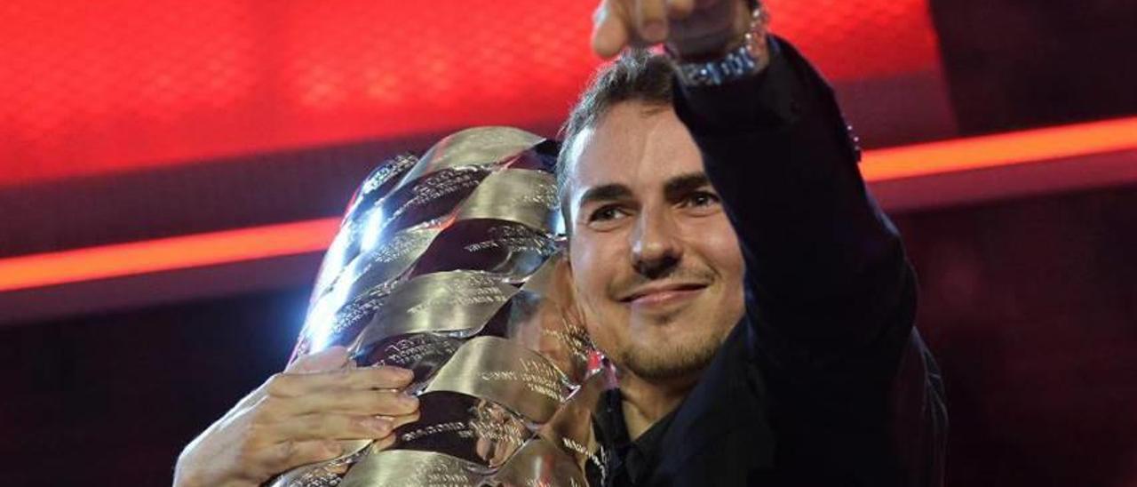 Jorge Lorenzo posa con el trofeo de campeón del mundo en la gala de la Federación Internacional de Motociclismo celebrada el domingo.