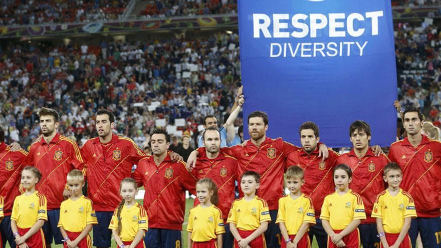 &#039;La Roja&#039;, con una pancarta pidiendo respeto.