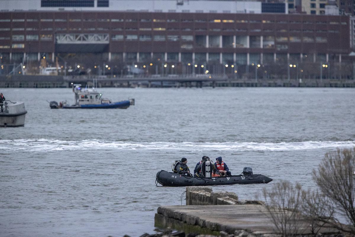 Cinco turistas catalanes y el piloto mueren al caer un helicóptero en el río Hudson de Nueva York