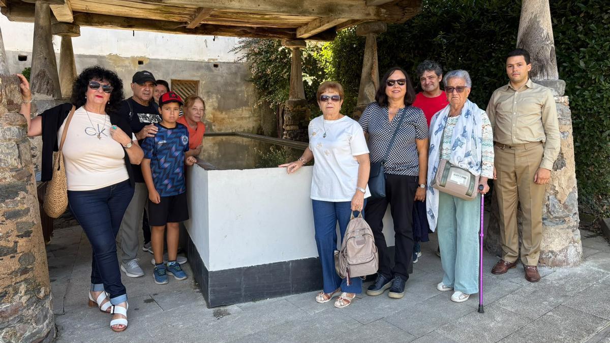Participantes en la visita guiada de este sábado en la zona para batear oro del Museo del Oro, en Navelgas.