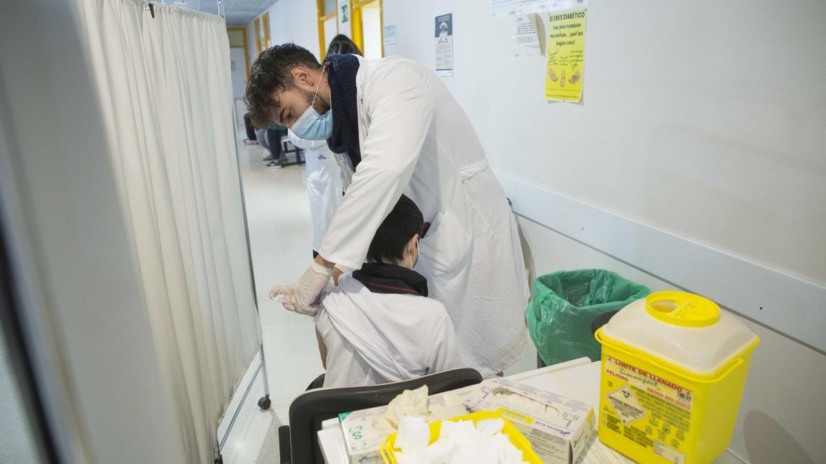 Niños y niñas se vacunan en el centro de salud Seminario (Zaragoza)