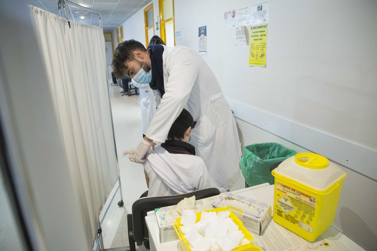 Niños y niñas se vacunan en el centro de salud Seminario (Zaragoza)