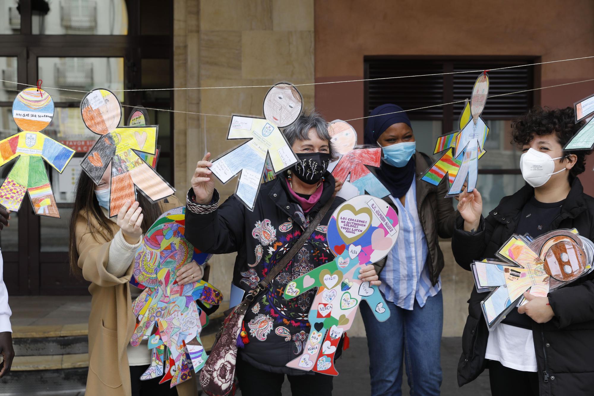 Cadena humana en Gijón en contra del racismo