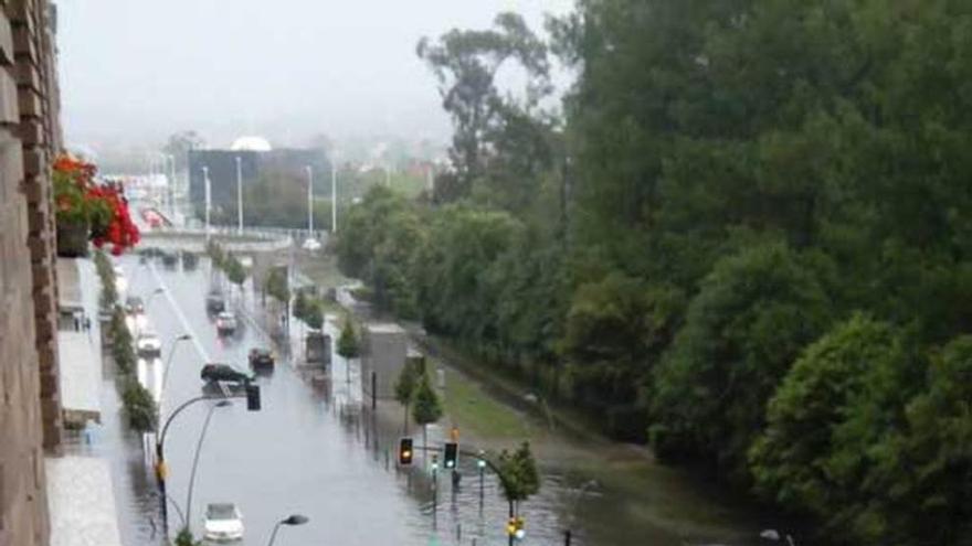 avenidas convertidas en ríos. Una riada recorrió ayer la avenida de Castilla.