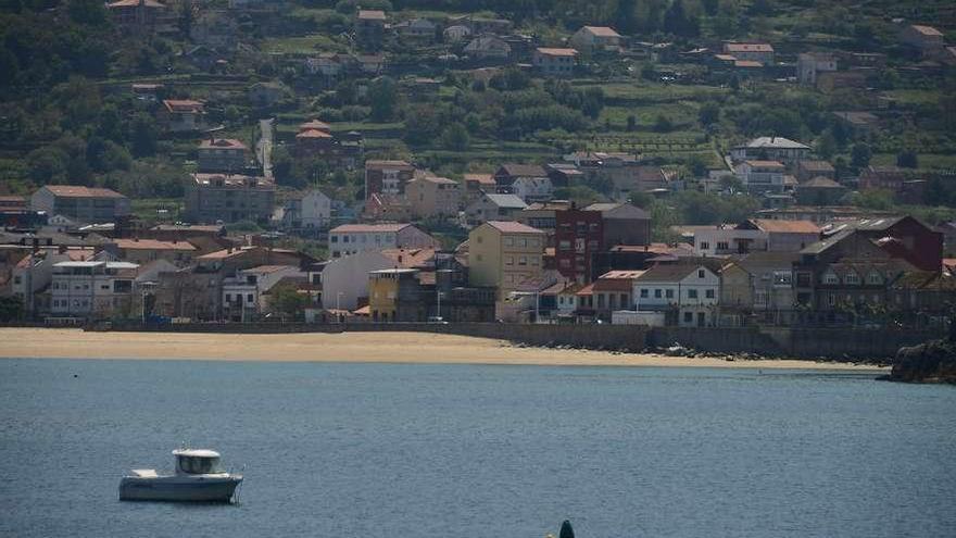 Vista de la playa y barrio de Banda do Río. // Gonzalo Núñez