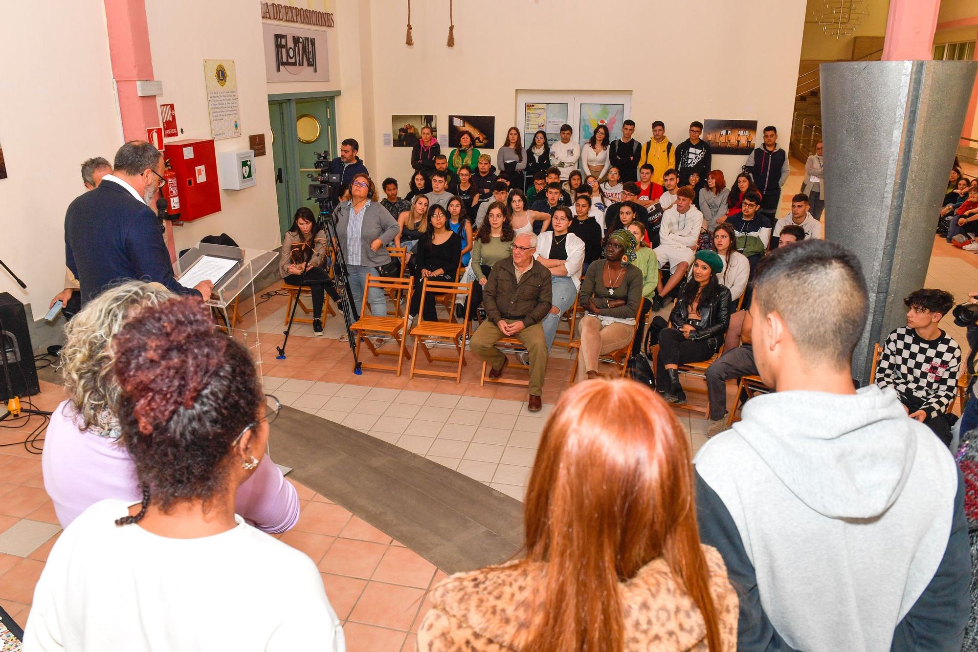 Alumnos de seis centros educativos de Santa Lucía hacen un libro de viñetas