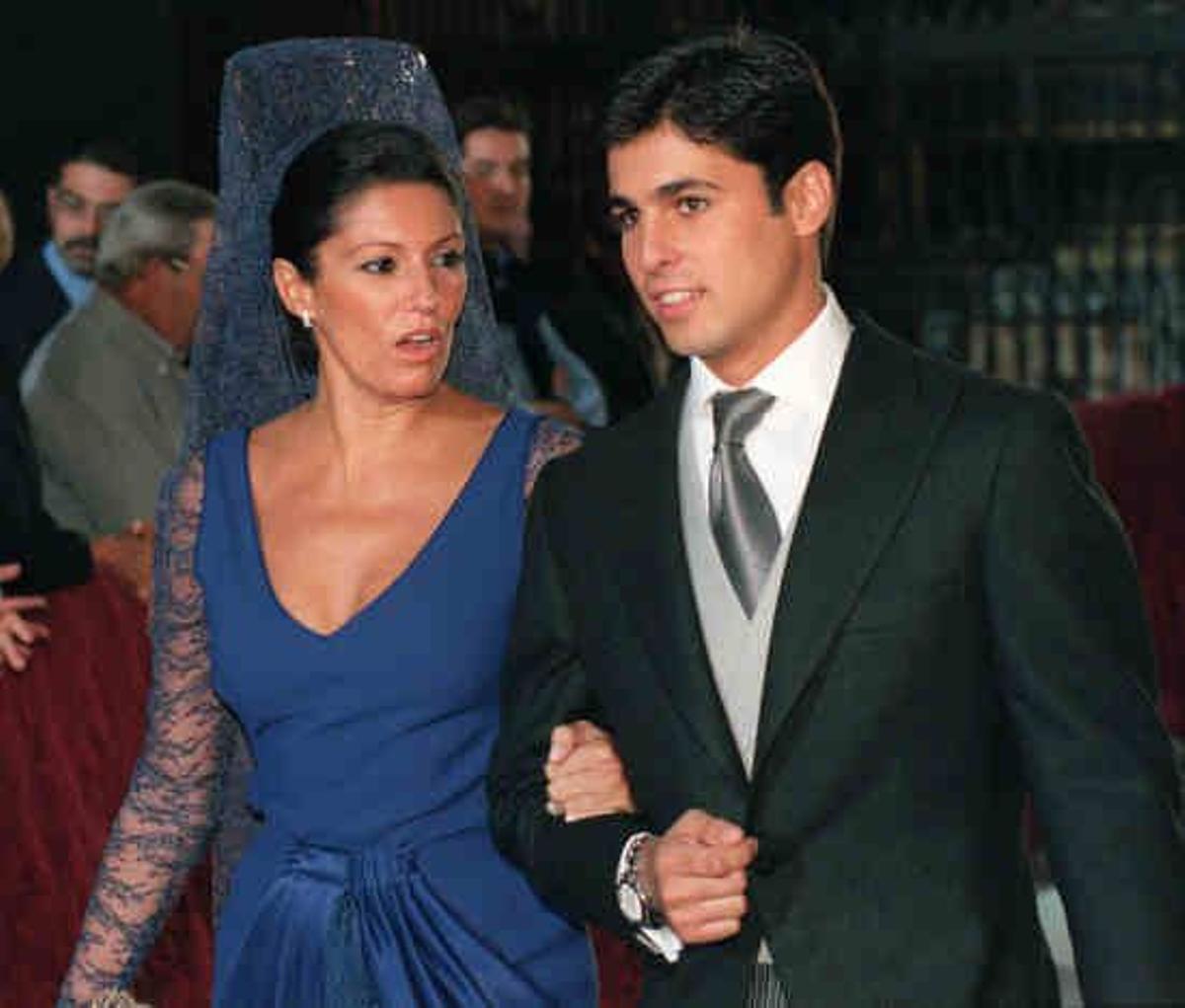 Carmina Ordóñez y Fran Rivera en el día de la boda del joven, donde ella era la madrina y lució una mantilla azul, rompiendo el protocolo.