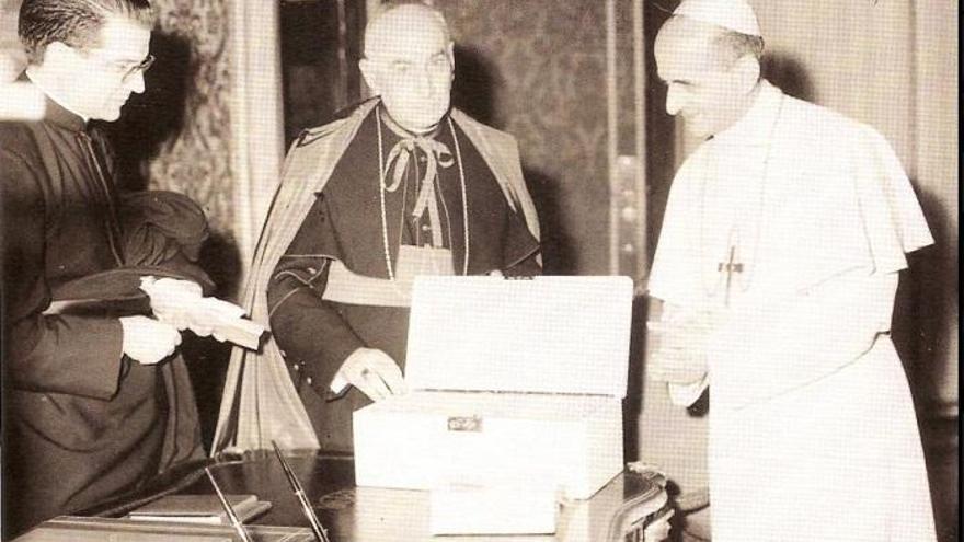 El padre Echamendi, a la izquierda, en un encuentro entre el cardenal Herrera Oria y el Papa Pablo VI.