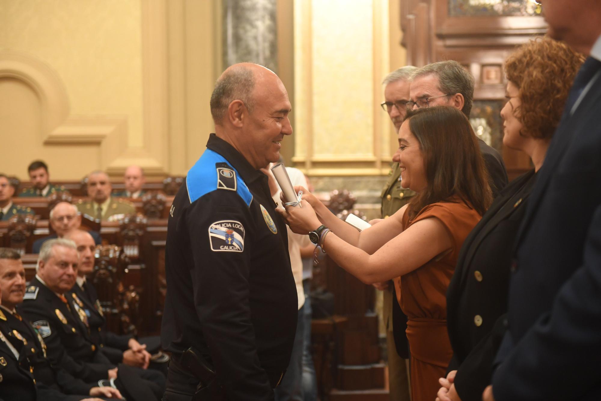 Homenaje a los policías locales de A Coruña que llevan 20 años en el cuerpo